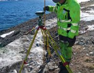Scan Survey staff member creating fixed mark measurements during winter along the fjord